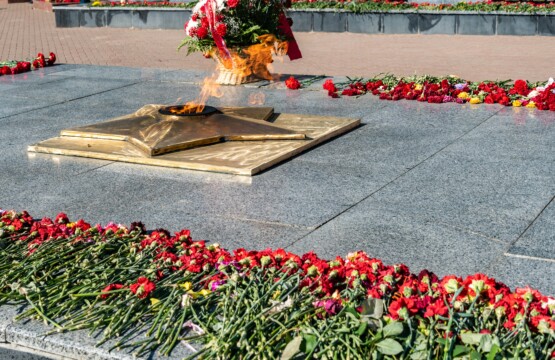 On the last Monday in May , Americans pause for a moment to remember the courageous men and women who died while in military service